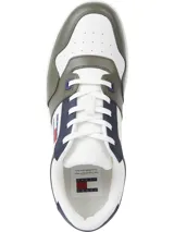 Zapatillas Tommy Jeans Essential de cuero blanco con detalles en verde oliva y azul marino. Presentan el logo de la marca en el lateral y suela de goma blanca.