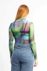 Remera de mangas largas de tul con cuello alto y estampado abstracto en tonos verdes, azules y violetas.
