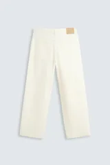 Pantalón de jean negro de corte amplio y tiro alto, con cinco bolsillos y cierre frontal con botón.