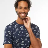 Camiseta azul marino de manga corta con estampado de palmeras y paisajes playeros en blanco.