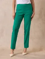 Pantalón verde esmeralda de gabardina elastizada marca Zac & Rachel, con pretina ancha con faja interna modeladora, largo de pierna con costura frontal pespunteada y trasera con bolsillos ojal simulados.