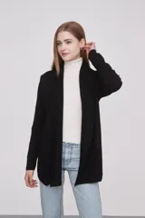 Saco negro de viscosa con textura acanalada, corte holgado y mangas largas.