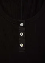 Vestido midi negro de tejido de punto de canalé con cierre de botones en la parte delantera, terminaciones satinadas, cuello redondo, diseño evasé y tirantes anchos.