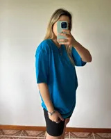 Remerón de manga corta, cuello redondo y calce oversize, color azul brillante (celeste oscuro).