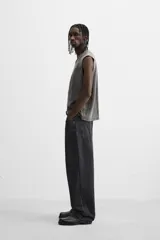 Musculosa gris con efecto lavado, cuello redondo y sisa ancha.