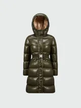 Campera larga verde militar brillante de plumas marca Moncler, modelo Bellevue, con capucha, cinturón con hebilla metálica y bolsillos laterales con cierre.