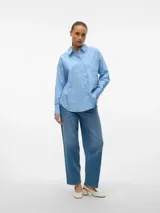 Camisa celeste a rayas blancas, holgada con cuello clásico, mangas largas y cierre de botones.