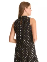 Vestido maxi negro de gasa lurex con estampado dorado, cuello alto, sin mangas y cintura elastizada. Presenta una abertura central en la espalda con botón y forro interno a tono.