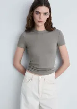 Remera gris de punto con cuello redondo y mangas cortas.