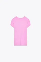 Camiseta rosa de viscosa, corte slim fit, cuello redondo y manga corta.
