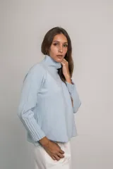 Buzo verde militar de cashmere con cuello alto.