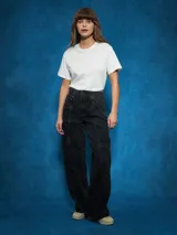 Pantalón de jean de tiro alto, color azul medio, con corte ancho y pierna recta. Presenta costuras marcadas en el centro de las piernas y bolsillos cargo a los lados.