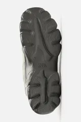 Zapatillas grises con cordones, capellada combinada y suela chunky con diseño irregular.