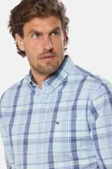 Camisa de manga larga a cuadros celestes, azules, amarillos y naranjas, con fit regular y logo bordado.