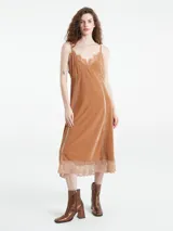 Vestido lencero de terciopelo color marrón con breteles finos regulables y terminación de encaje.