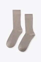 Calcetines color gris topo con textura acanalada.