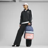 Mochila de color azul con panel frontal coral y logo de Puma, cuenta con compartimento principal y bolsillo frontal.