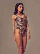 Body de una pieza con estampado de leopardo, escote redondo y tirantes anchos.