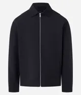 Campera negra de algodón con cuello inglés, cierre con cremallera, manga larga con ajuste fruncido elástico en el bajo trasero y bolsillos laterales.
