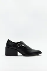 Zapato negro con diseño tipo T-bar, tira con hebilla lateral y taco ancho de 6cm.