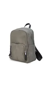 Mochila color verde militar de nylon resistente con cierre principal y dos bolsillos frontales con cierre. Tiene asa de mano y tiras de espalda ajustables en color negro.