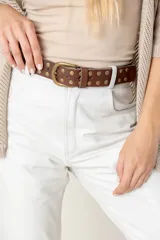 Cinturón bordeaux de cuero vacuno con tachas plateadas.