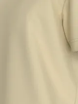 Remera color beige de corte recto, cuello redondo y manga corta. Presenta logo de la marca estampado en el pecho y en la espalda.