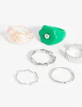 Set de seis anillos plateados y verdes de diferentes diseños.
