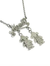 Collar plateado con dije con la palabra "Mama" en letra cursiva.