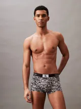 Boxer ajustado con cintura elástica negra con logo Calvin Klein y estampado con el nombre de la marca en blanco y negro.