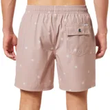 Short de baño rosado con estampado de flores blancas, cintura elástica y cordón ajustable.