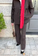 Pantalón de jean de corte recto y tiro medio-bajo, teñido en color chocolate. Confeccionado en denim bio con spandex y acabados biodegradables.