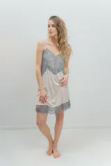 Camisón corto color beige con detalle de puntilla blanca en escote y ruedo, de breteles finos.