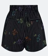 Short negro con rayas verticales blancas y estampado de Tom y Jerry en colores.