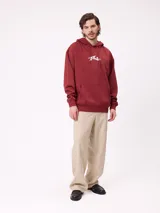 Canguro negro con capucha y cordones ajustables, bolsillo canguro frontal y logo de Rusty estampado en el pecho.