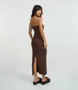 Vestido largo ajustado color marrón oscuro, sin tirantes (strapless) y con escote recto.