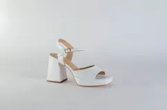 Sandalias de cuero color peltre con plataforma y pulsera al tobillo. Taco cuadrado de 9 cm de altura.