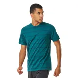 Remera verde con rayas horizontales negras, de corte clásico y manga corta.