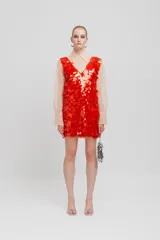 Minivestido rojo con lentejuelas y escote en pico.