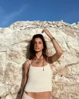 Collar con dije grande de bronce con forma de ostra y cordón de algodón ajustable color gris.