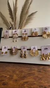 Set de aros y caravanas plateadas y doradas con diseños florales, abstractos y geométricos.