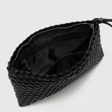 Clutch plateado tejido con asa de mano.
