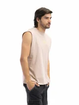 Musculosa color borgoña con estampado frontal con la frase "Chill Out" en color blanco. Corte holgado y sin mangas.