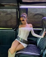 Cinturón ancho de cuero marrón oscuro con hebilla rectangular dorada.