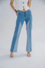 Pantalón de jean celeste de tiro bajo, con diseño wide leg y elaborado en denim de alta calidad.