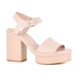 Sandalias negras de cuero sintético con plataforma y taco cuadrado alto. Tira ancha sobre los dedos y pulsera con hebilla al tobillo.