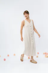 Vestido midi de lino en color verde seco, con escote en V, diseño sin mangas y cierre frontal con botones de madera. Presenta un corte recto y fluido con una abertura frontal en el bajo.