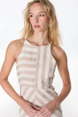 Vestido midi de lino a rayas verticales color verde y blanco, con cuello halter y corte evasé.