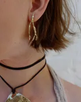 Collar con dije grande de bronce con forma de ostra y cordón de algodón ajustable color gris.