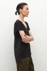 Blusa negra de manga corta con escote en V y corte holgado.